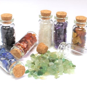 7 Chakra Crystal Chip Bottles Set - 2 Inch Mini Glass Vials with Cork on Tops for Meditation, Yoga & Positive Energy - Natural Gemstone Gift Set for Home Decor